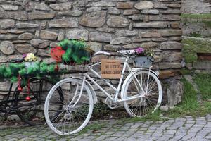 imagen de una bicicleta decorativa en el centro de sighisoara foto