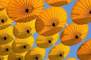 muchas decoraciones con sombrillas amarillas colgantes al aire libre foto