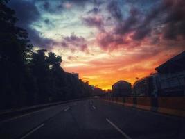 Yakarta, Indonesia en julio de 2022. Atardecer en la carretera de Yakarta, donde el tráfico está bastante congestionado porque coincide con las horas de trabajo. foto