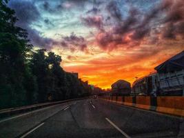 Yakarta, Indonesia en julio de 2022. Atardecer en la carretera de Yakarta, donde el tráfico está bastante congestionado porque coincide con las horas de trabajo. foto