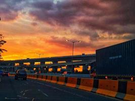 Yakarta, Indonesia en julio de 2022. Atardecer en la carretera de Yakarta, donde el tráfico está bastante congestionado porque coincide con las horas de trabajo. foto