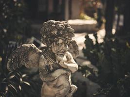 estatua de decoración de Cupido. concepto de dia de san valentin foto