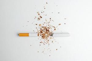 cigarrillo roto sobre fondo blanco, día mundial sin tabaco foto