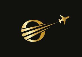 concepto de diseño de logotipo de viaje de letra o con símbolo de avión volador vector