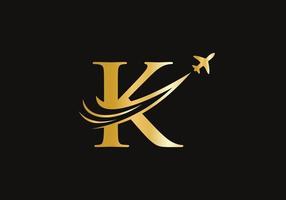 concepto de diseño de logotipo de viaje con letra k con símbolo de avión volador vector