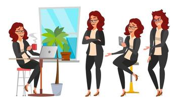 vector de conjunto de caracteres de mujer de negocios. conjunto de poses de personas trabajadoras. chica jefe en acción. estudio creativo. trabajo en equipo. oficina comercial moderna. mujer en situación. programador, diseñador. ilustración de personaje