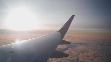 Blick aus dem Fenster eines fliegenden Flugzeugs auf die schönen Wolken. Luftverkehrskonzept. video