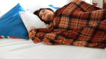 sjuk kvinna tar kropp temperatur med termomentrom i säng på Hem video