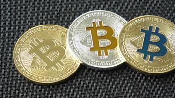 bitcoin moneda criptográfica bitcoin de oro, btc, moneda de bits. monedas bitcoin aisladas sobre fondo negro. video