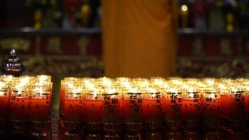 luz de las velas en el santuario chino en Tailandia video