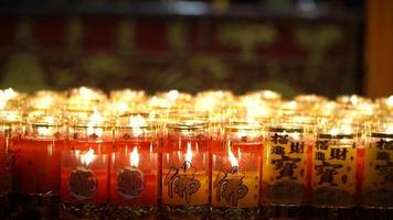 luz de las velas en el santuario chino en Tailandia video