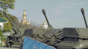 blaues verkehrsschild mit weißen buchstaben in der nähe des tanks, auf dem territorium des nationalen museums der geschichte der ukraine. Russlands Krieg gegen die Ukraine. Übersetzung, nach Moskau. video