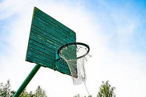 fotografía sobre el tema viejo aro de baloncesto de la canasta de red foto