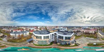 vista panorámica aérea completa esférica de 360 hdri en la ciudad con vistas a la zona residencial de edificios de gran altura en proyección equirectangular. foto