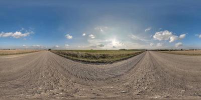 vista panorámica esférica completa hdri 360 sin tráfico en carretera de grava sin tráfico entre campos con cielo nocturno y nubes blancas en proyección equirectangular, se puede utilizar como reemplazo del cielo en panoramas foto