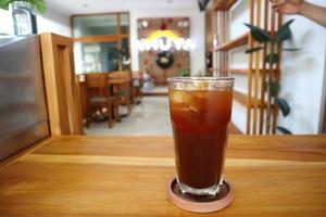 un vaso de café americano helado foto