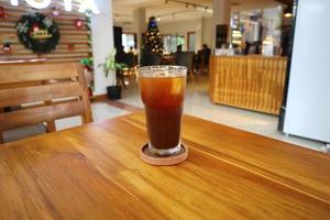 un vaso de café americano helado foto