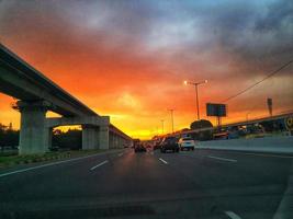 Yakarta, Indonesia en julio de 2022. Atardecer en la carretera de Yakarta, donde el tráfico está bastante congestionado porque coincide con las horas de trabajo. foto