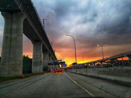 Yakarta, Indonesia en julio de 2022. Atardecer en la carretera de Yakarta, donde el tráfico está bastante congestionado porque coincide con las horas de trabajo. foto