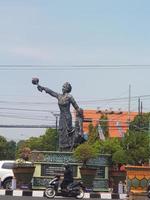 jepara, indonesia en julio de 2021. monumento kartini en el centro de jepara. foto