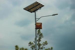 El alumbrado público solar es una solución de iluminación para carreteras foto