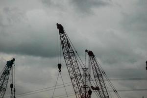 grúa sobre orugas de pluma con una estructura tipo truss foto