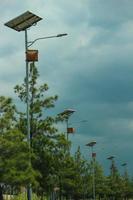 El alumbrado público solar es una solución de iluminación para carreteras foto