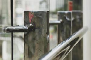 enrejado de acero de una valla separadora en una parada de autobús de Transjakarta. foto