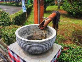 un fregadero para lavarse las manos de madera y bambú foto