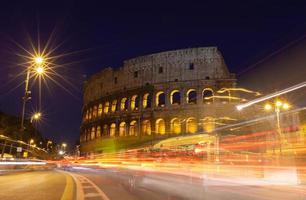 roma, italia, coliseo antiguo edificio antiguo batalla de gladiadores en la noche.