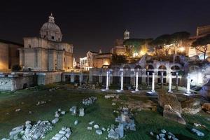 roma, italia, ruinas de la ciudad vieja por la noche con luz de fondo.