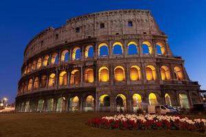 roma, italia, coliseo antiguo edificio antiguo batalla de gladiadores en la noche. foto