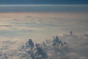 hermosas nubes esponjosas desde la ventana del avión foto