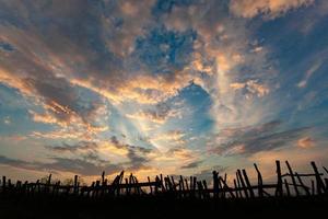 hermoso cielo azul con nubes al atardecer foto