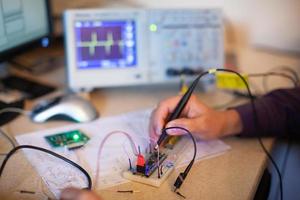 los ingenieros trabajan con dispositivos de medición eléctricos foto