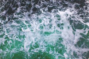 vista superior de las olas del mar de agua verde foto