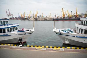 foto de un puerto marítimo, los barcos de pasajeros están amarrados