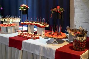 delicioso postre dulce, barra de caramelo en celebración foto