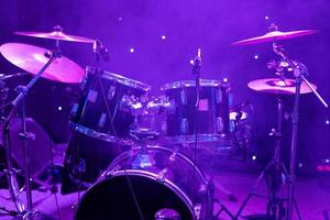 tambores en el escenario durante un concierto