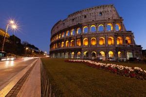 roma, italia, coliseo antiguo edificio antiguo batalla de gladiadores en la noche. foto