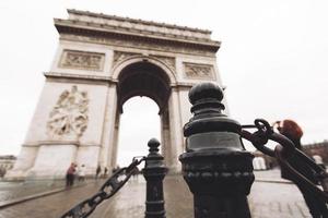 interesting photo of the great Arc de Triomphe in Paris.