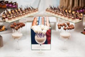 dulces de barra de caramelo en la mesa, celebración foto