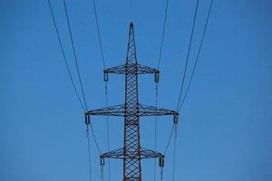 línea eléctrica, torre para la transmisión de corriente a través de cables foto