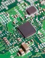 cierre de componentes electrónicos en la placa base, chip de microprocesador foto