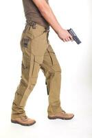 un hombre con uniforme militar con una pistola en las manos sobre un fondo blanco foto