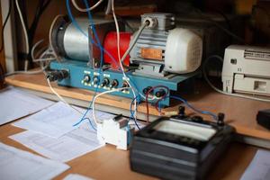 los ingenieros trabajan con dispositivos de medición eléctricos foto