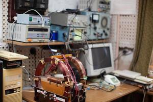 los ingenieros trabajan con dispositivos de medición eléctricos foto