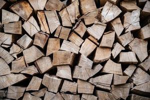 leña bellamente apilada, madera natural para quemar en el horno foto