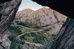 carreteras peligrosas serpentean a través de las montañas rocosas de noruega. foto
