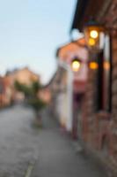 calle de la ciudad vieja brillan las linternas, fondo borroso, papel pintado foto